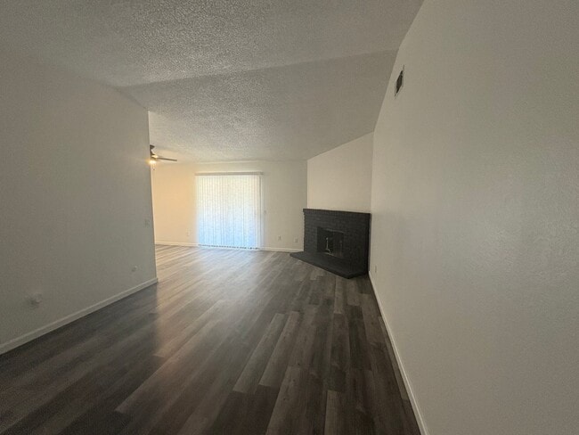Building Photo - Remodeled 3bed/2bathroom home in West Sac