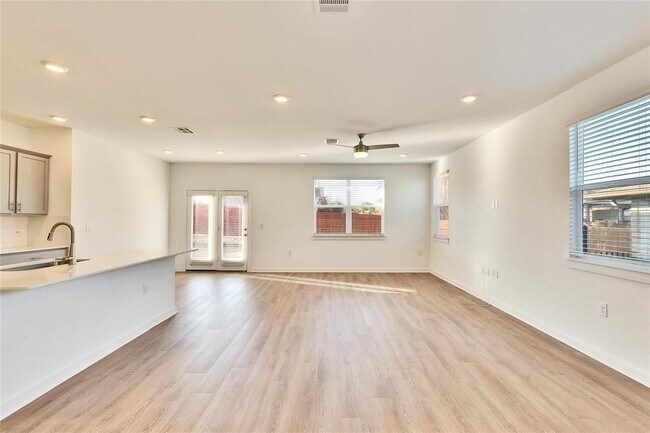 Building Photo - 13920 Lubeck Dr