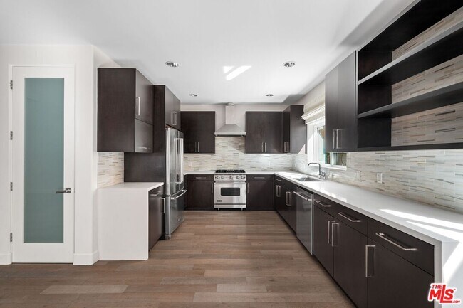 Foto del edificio - 1745 S Barrington Ave