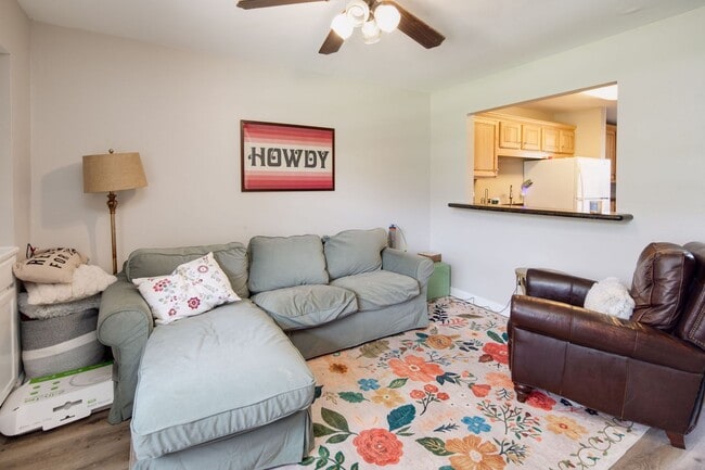 Foto del edificio - JUNE MOVE IN!  2 Bedroom 1.5 Bathroom Townhome On Bus Route!