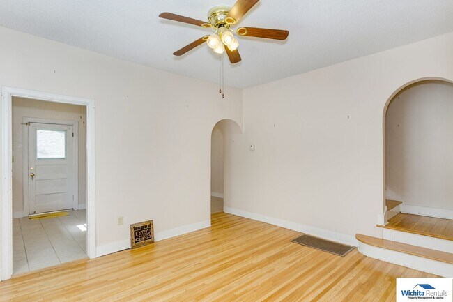 Building Photo - 2 bedroom in College Hill