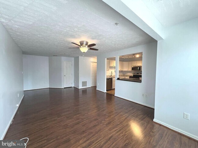 Photo - Beautiful 2bd 2bth mid level condo featuri...