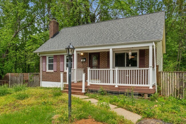 Foto del edificio - Adorable 4BR/3BA Cape Cod on a Generous 0....