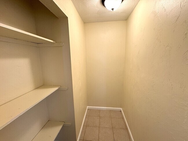 Foto del edificio - 1096 N Shore Rd
