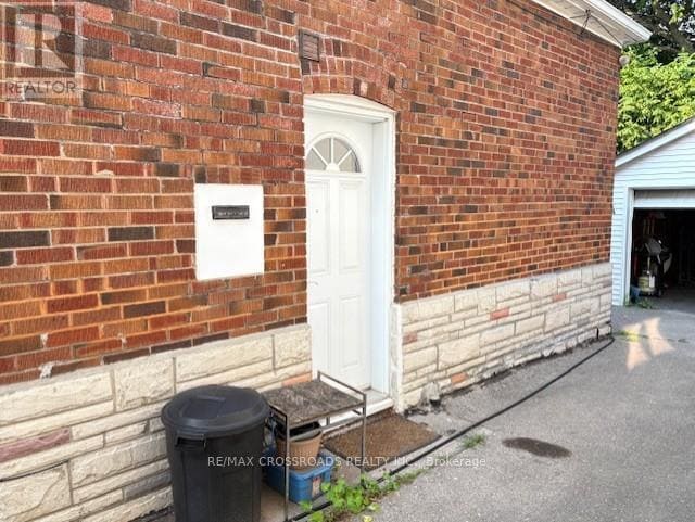 Building Photo - 9 ROBLIN BSMT Ave