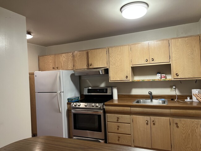 Kitchen - 144 Locksley Ave