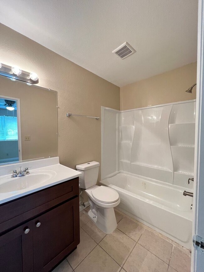 Foto del edificio - Newly refreshed 3BD/2BA duplex in Eagle Lake, TX