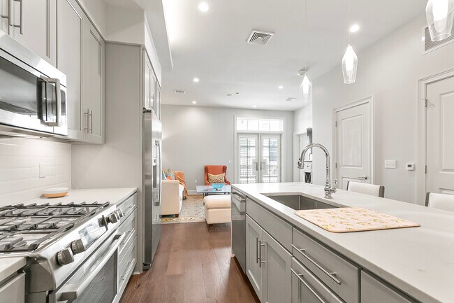 Building Photo - 731 Saint Charles Ave