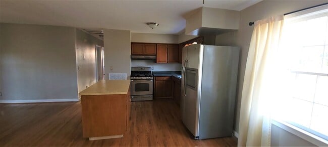 Building Photo - 4 Bedroom/ 1.5 Bath Brick Home for Rent in...