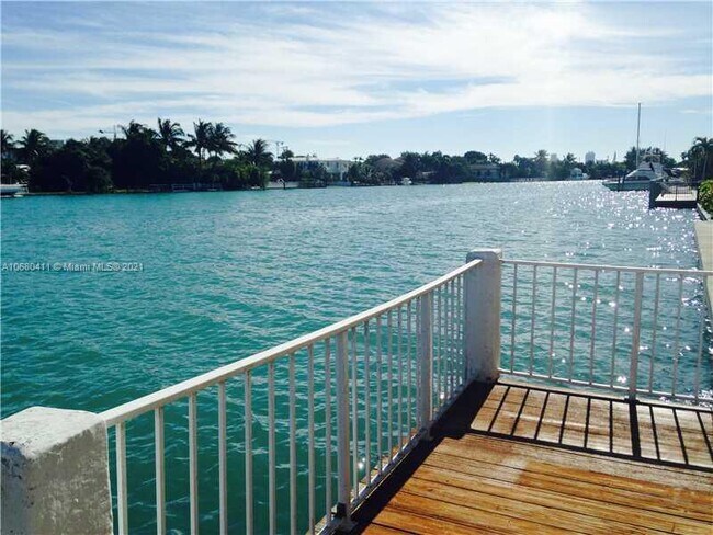 Foto del edificio - 9381 E Bay Harbor Dr