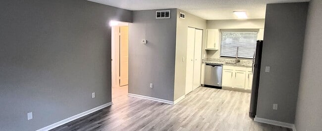 Building Photo - Renovated 2 Bedroom / 1 Bathroom Apartment...