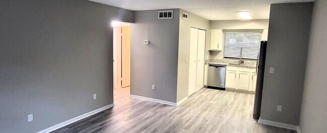 Foto del edificio - Renovated 2 Bedroom / 1 Bathroom Apartment...