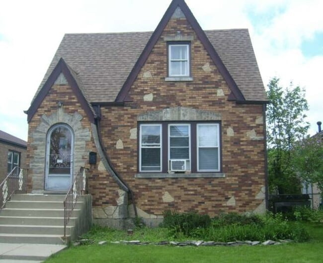 Building Photo - 3050 N Normandy Ave