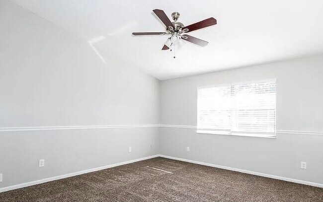 Building Photo - 522 Oak Creek Dr