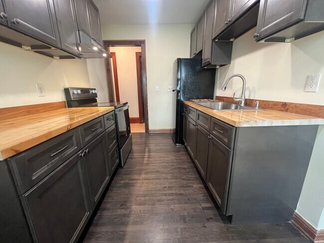 Foto del edificio - 768 Armstrong Ave W