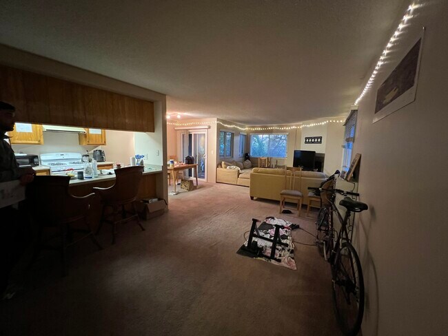 Building Photo - 3975 Riviera Dr