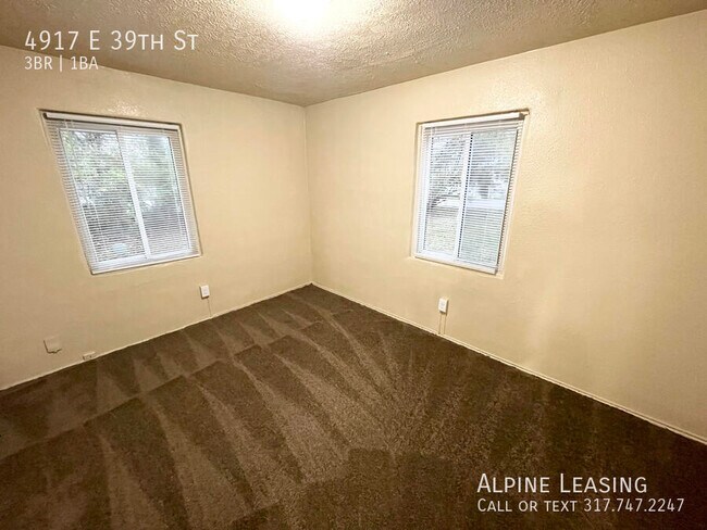 Foto del edificio - 3 Bedroom spacious backyard; plenty of roo...