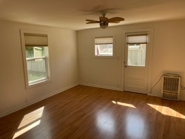 Building Photo - 2436 De la Vina St