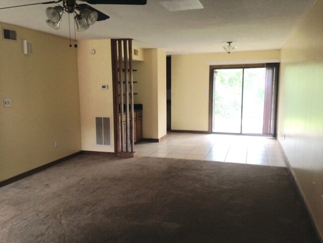 Building Photo - 322 Rock Knoll Dr