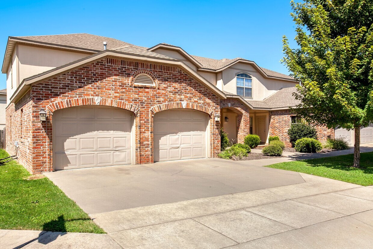 Building Photo - 3 bed, 2 bath Condo - ASK ABOUT OUR CASHLESS SECURITY DEPOSIT OPTION.