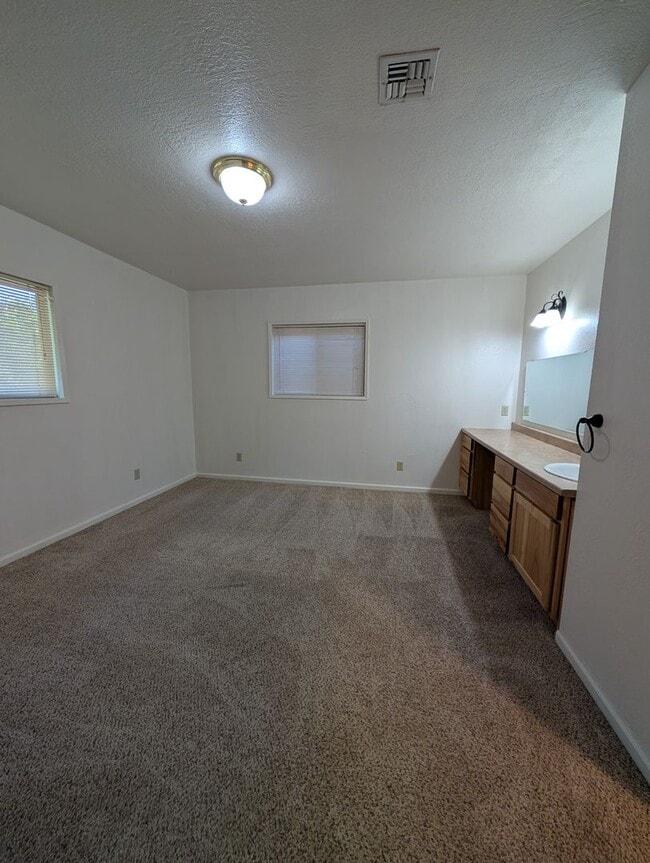 Building Photo - 3 Bedroom 2 Bath-House