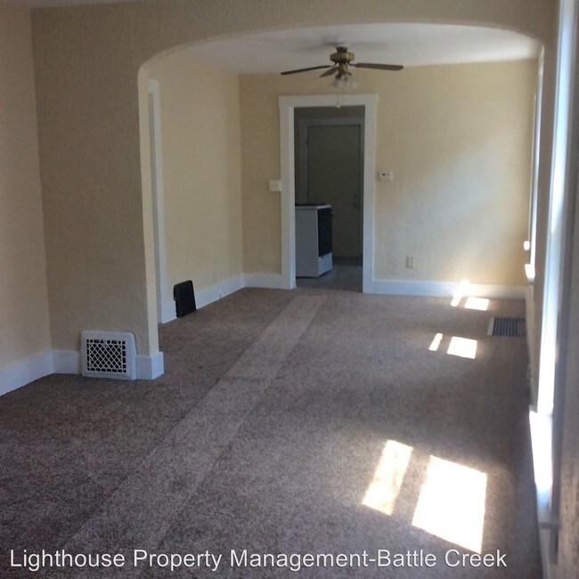 Building Photo - 3 br, 1 bath House - Bradford St 24