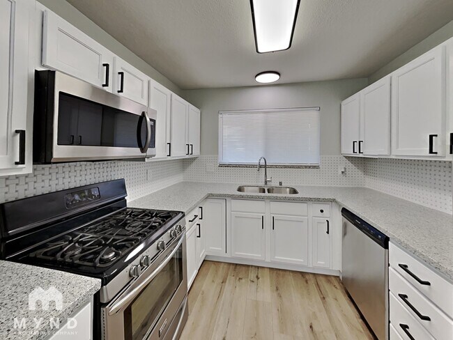 Building Photo - 4336 N Fox Point Dr