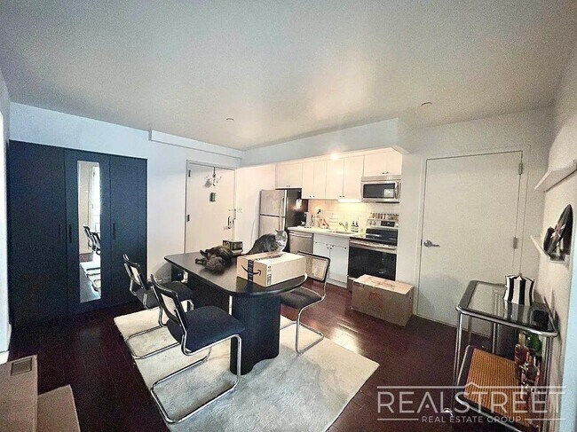 Building Photo - 3 bed 1 bath | Dishwasher + Laundry | Incredible Location!