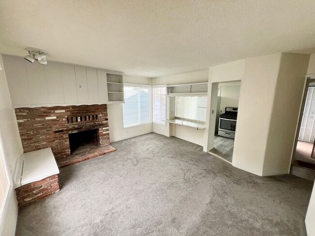 Building Photo - Charming 2-Bedroom Beachside Upstairs Apar...