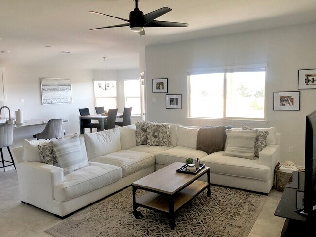 Sala de estar, comedor y cocina abiertos y espaciosos. - 2609 Creekside Hills Blvd