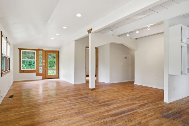 Building Photo - Spacious 4-Bedroom Pet Friendly Home in a Peaceful Rural Setting