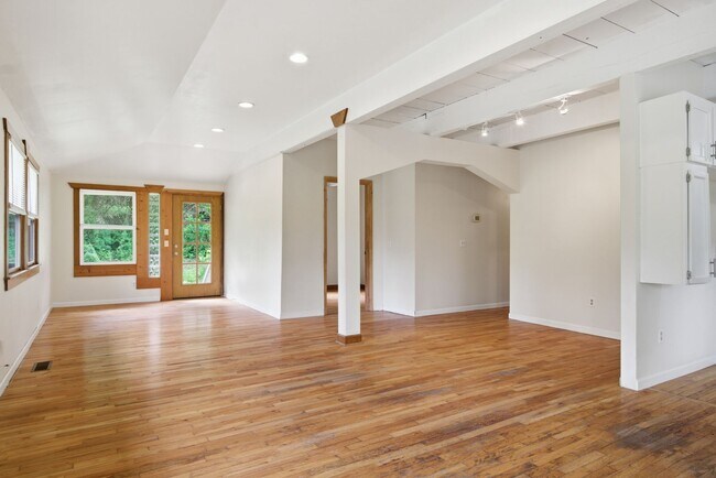 Foto del edificio - Spacious 4-Bedroom Pet Friendly Home in a Peaceful Rural Setting