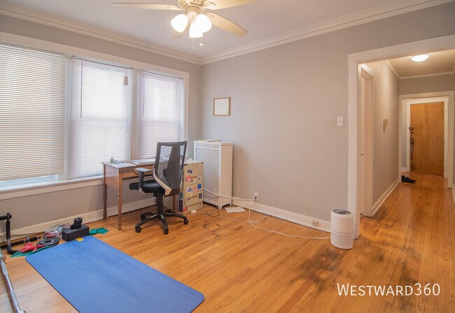 Foto del edificio - 7648 N Greenview-2
