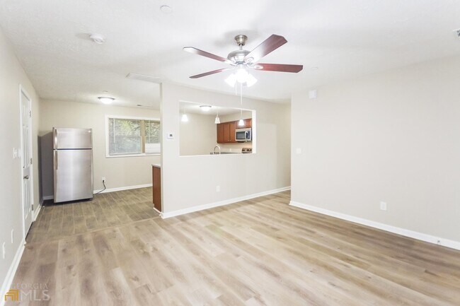 Foto del edificio - 560 Mills Dr