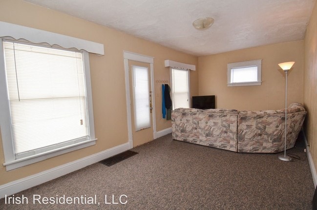 Building Photo - 2 br, 1 bath Room For Rent - 814 E Sorin St