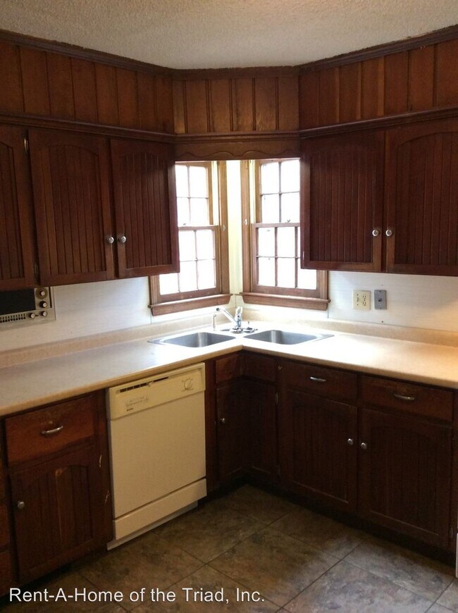 Building Photo - 4 br, 2.5 bath House - 4010 Rose Lake Drive