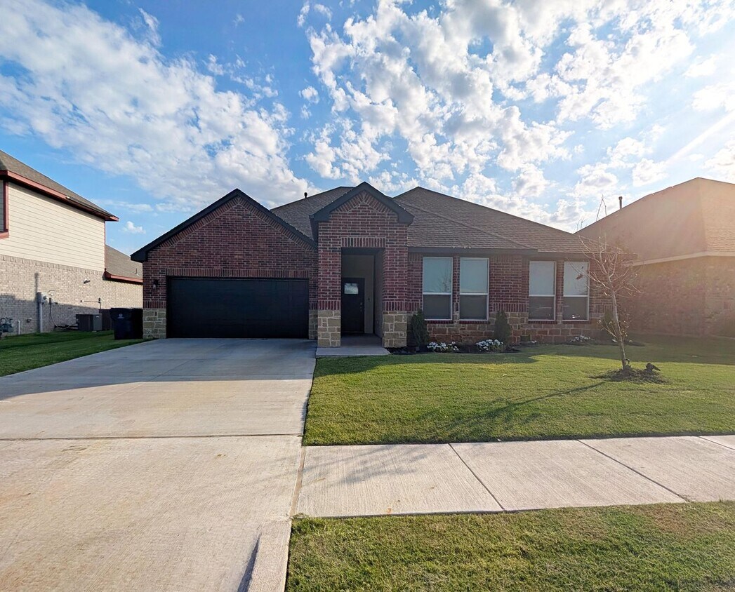 Primary Photo - Beautiful 4 Bed in Yukon