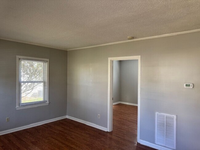 Building Photo - 2 bedroom home with garage available now!