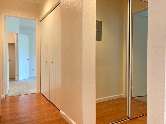 Foto del edificio - Spacious sun filled 2 bedroom with Washer/ Dryer in unit and garage!