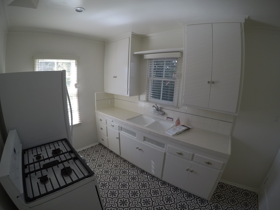 Kitchen - 328 S Gretna Green Way
