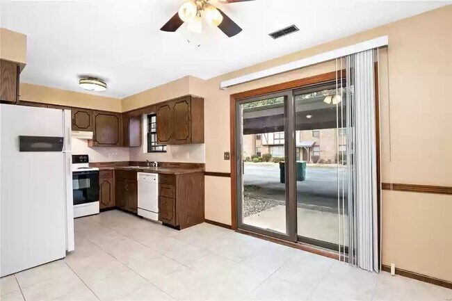 Foto del edificio - 904 Maces Grove Rd