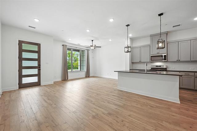 Building Photo - 2528 Campden Mews