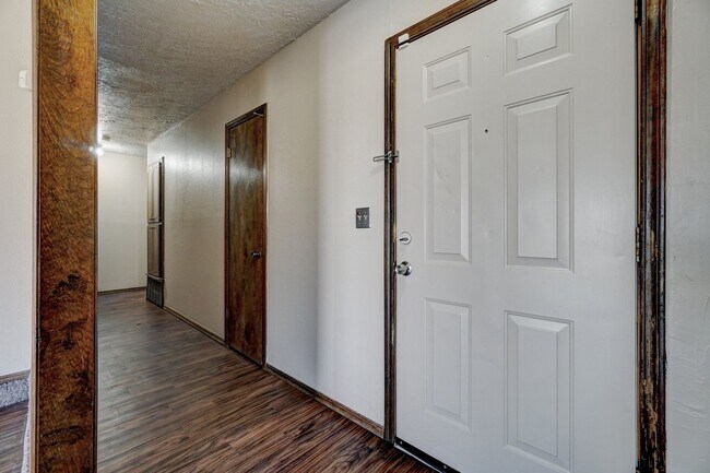 Foto del edificio - 2 bedroom 2 Bath 2 Car Garage Duplex Avail...