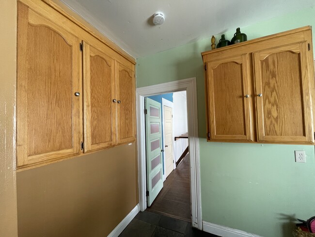 Kitchen Cabinets - 676 31st St