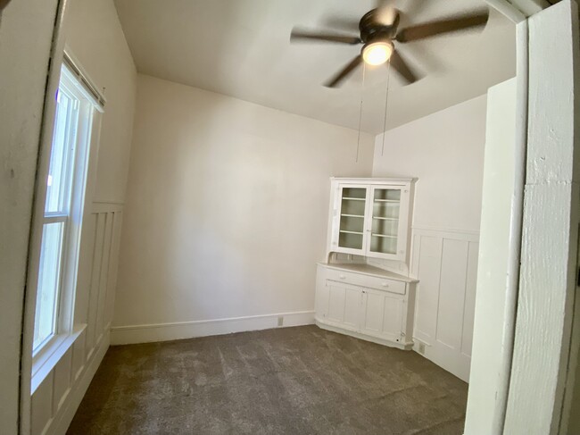Building Photo - 420 W 6th St