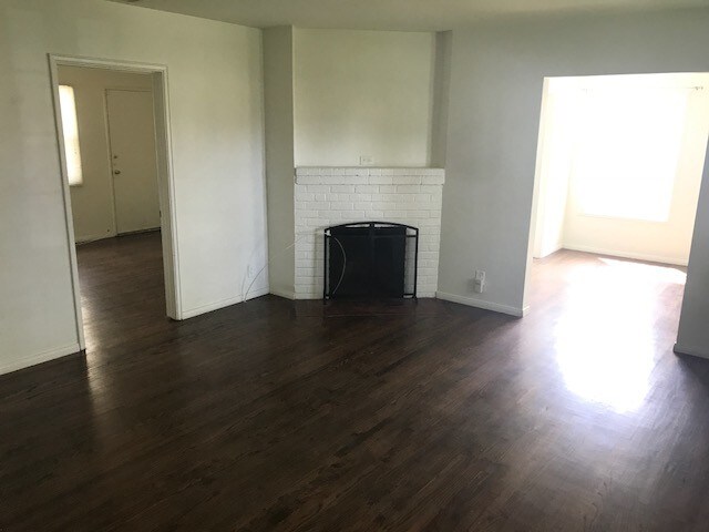 Living Area - 3936 S Victoria Ave