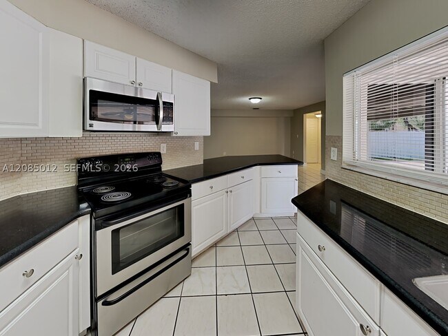 Foto del edificio - 12451 NW 7th St