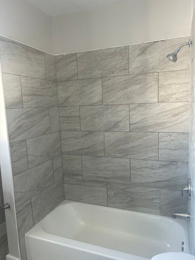 Foto del edificio - 3BR 1,5 bath Only with 3 Br pha voucher