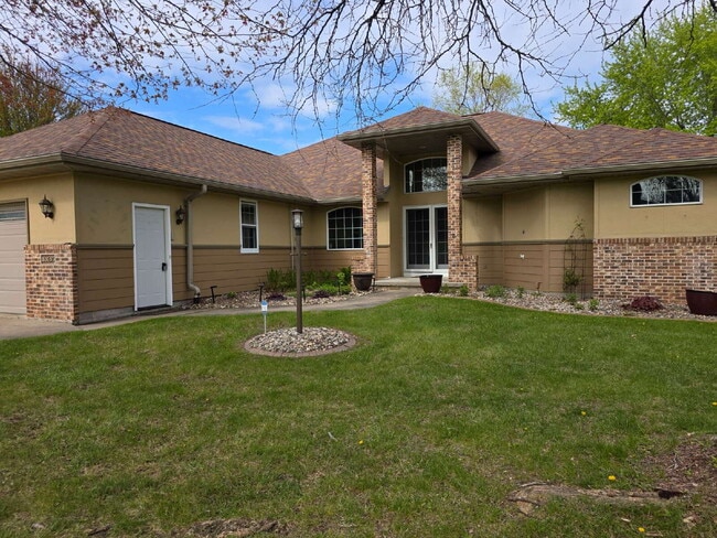 Building Photo - Multi generational Home New London