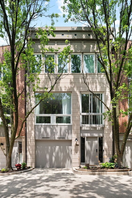 Primary Photo - 2675 N Greenview Ave